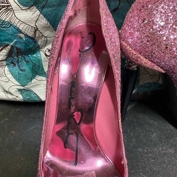 Authentic Spring 2018 Oscar de la Renta pumps Small for me. I am all true size 9 - Picture 2 of 7